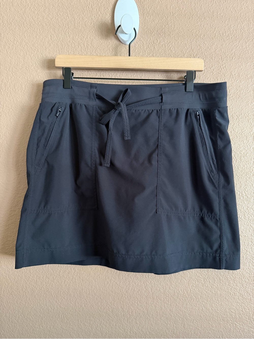 Athleta Chelsea Cargo Drawstring Skort in Black Size 14
